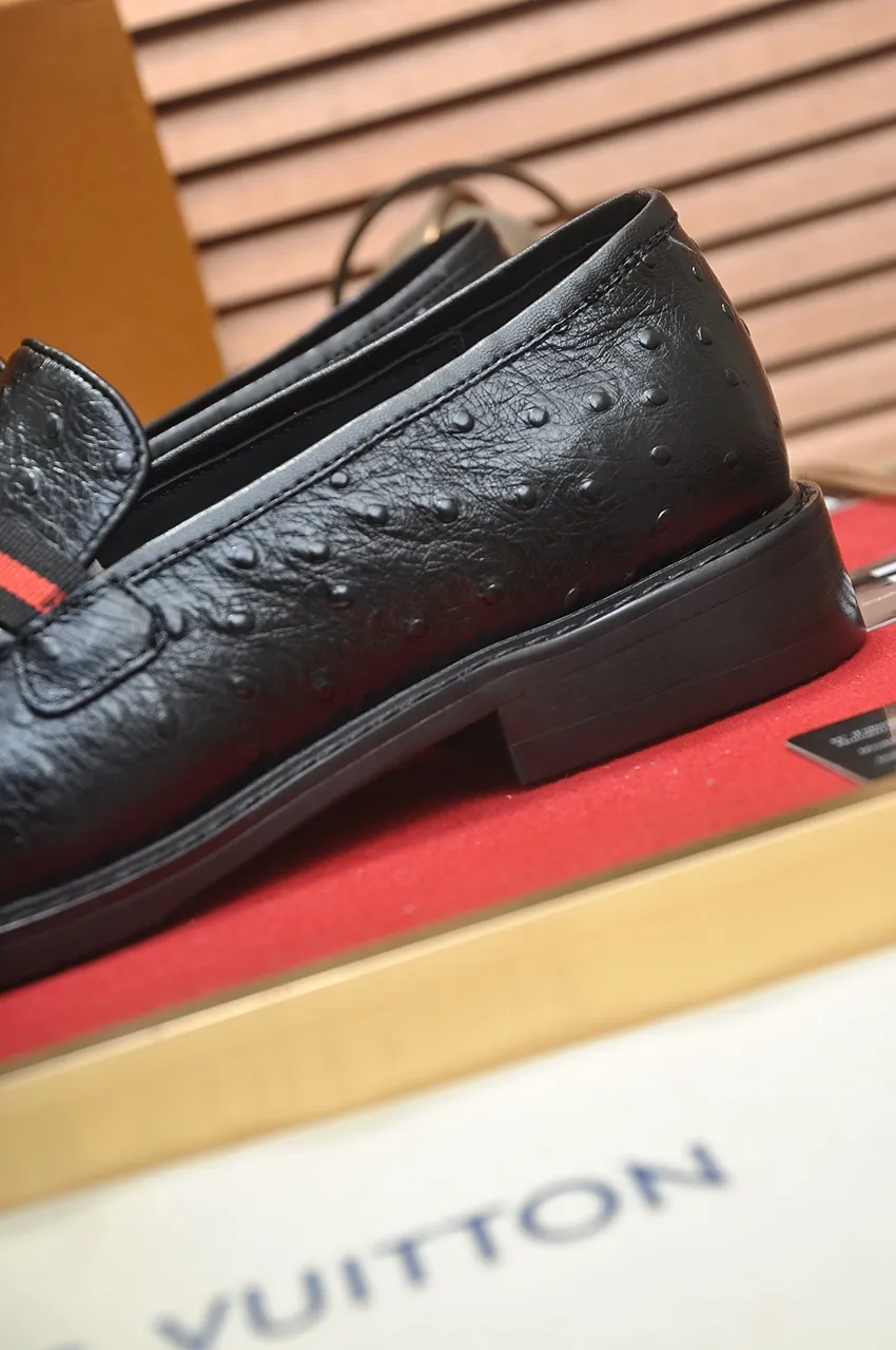 Men's men's shoes 💰460💶 [LV] (original single cowhide lining) 🍀LV's latest genuine leather business suit shoes are launched simultaneously on the official website. The first-layer cowhide imported from Italy is made of heavy gold, 💥1:1 rubber outsole from the official website. Versatile to wear, high-end without losing class, and the color combination is extraordinary. This four-season style is alluring when worn on your feet, showing off your big-name flair. Standard code 38-45 (45 customized)